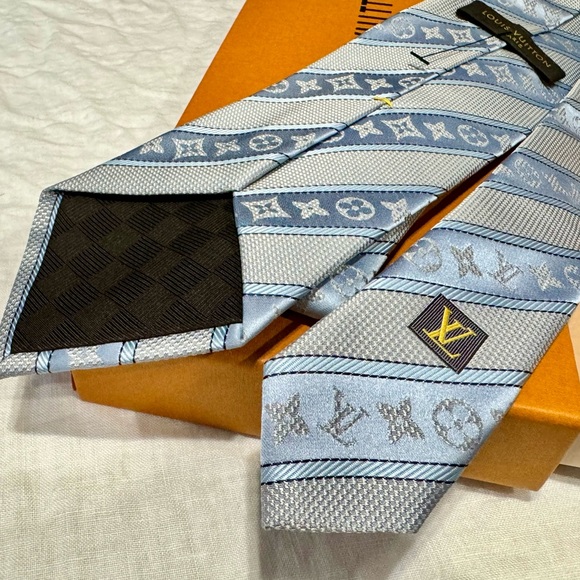 🎁PASTEL BEAUTY🎁🆕💯 ICONIC LOUIS VUITTON POWDER BLU LRG MONOGRAM STRIPES TIE🔥 - Picture 4 of 17